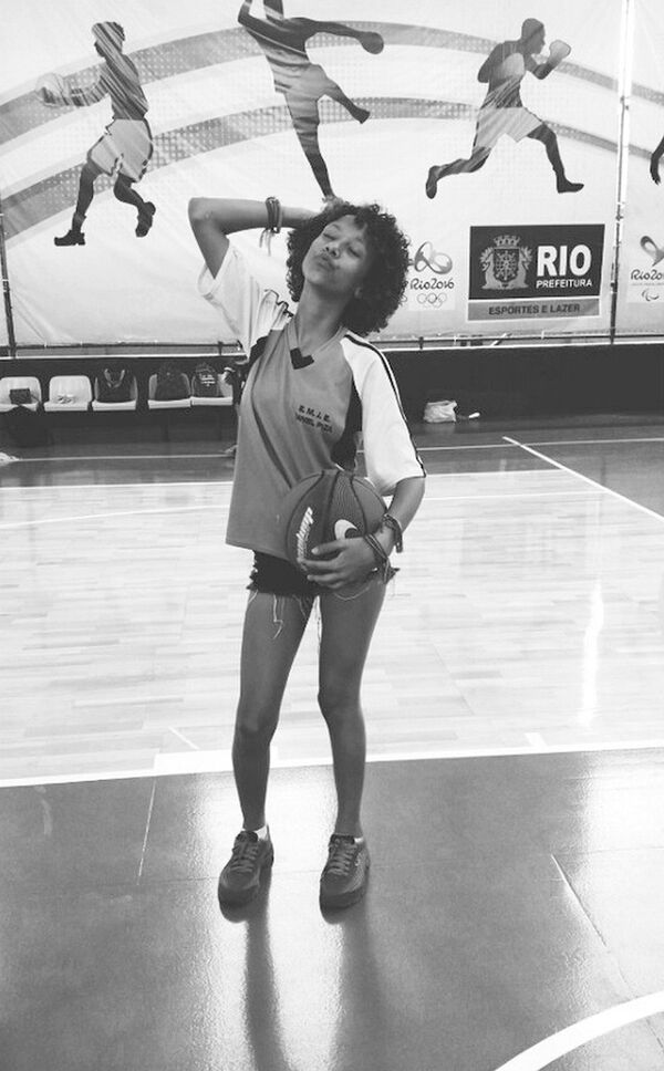 Em seu perfil na internet Maria Eduarda era uma jovem sempre sorridente e fazia poses divertidas nas fotos - Sputnik Brasil