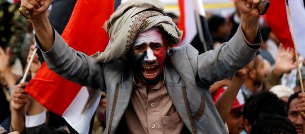 Manifestante participando de protesto contra dois anos de ataques da coalizão liderada pela Arábia Saudita no Iêmen. Sanaa, 26 de março - Sputnik Brasil