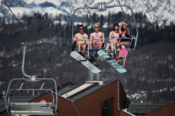 Participantes do carnaval de montanha BoogelWoogel na estância de esqui Rosa Khutor em Sochi - Sputnik Brasil