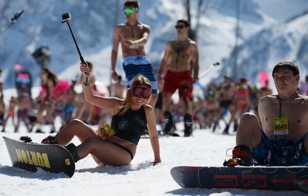 Participantes do carnaval de montanha BoogelWoogel na estância de esqui Rosa Khutor em Sochi - Sputnik Brasil