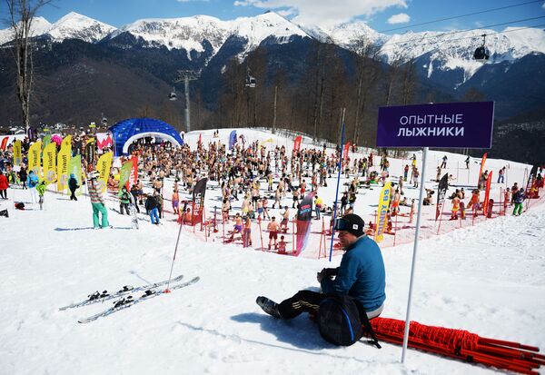 Participantes do carnaval de montanha BoogelWoogel na estância de esqui Rosa Khutor em Sochi - Sputnik Brasil