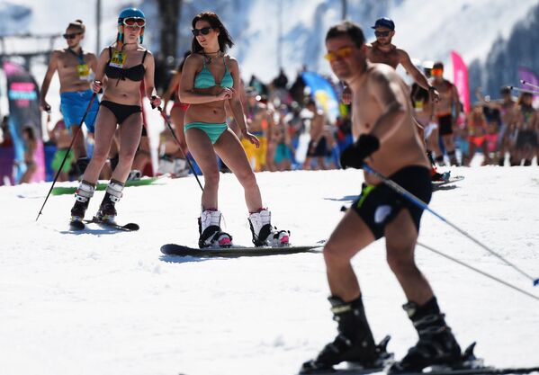 Participantes do carnaval de montanha BoogelWoogel na estância de esqui Rosa Khutor em Sochi - Sputnik Brasil