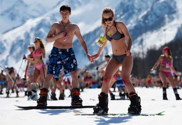 Participantes do carnaval de montanha BoogelWoogel na estância de esqui Rosa Khutor em Sochi - Sputnik Brasil