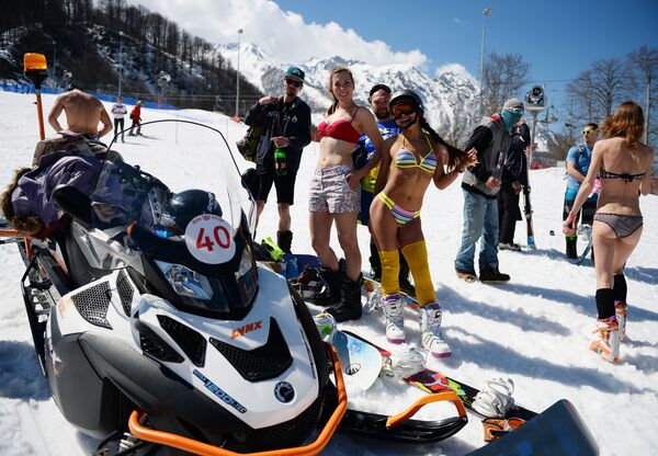 Participantes do carnaval de montanha BoogelWoogel na estância de esqui Rosa Khutor em Sochi - Sputnik Brasil