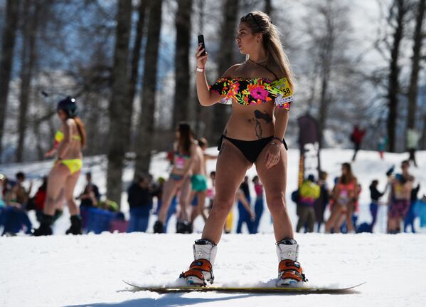 Participantes do carnaval de montanha BoogelWoogel na estância de esqui Rosa Khutor em Sochi - Sputnik Brasil