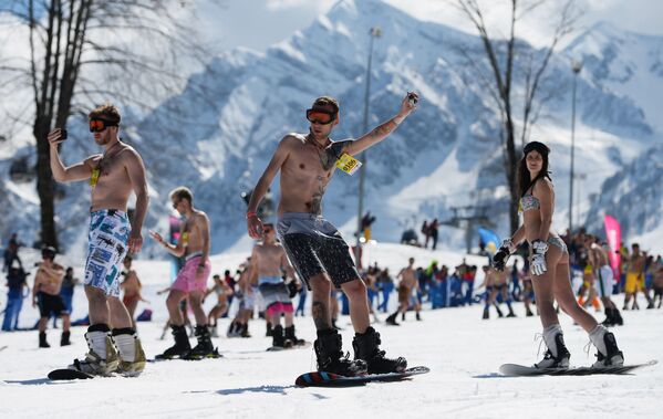 Participantes do carnaval de montanha BoogelWoogel na estância de esqui Rosa Khutor em Sochi - Sputnik Brasil