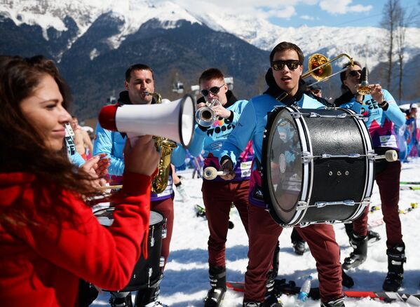 Participantes do carnaval de montanha BoogelWoogel na estância de esqui Rosa Khutor em Sochi - Sputnik Brasil