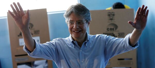 Guillermo Lasso, presidential candidate from the CREO party, waves before casting his vote during the presidential election at a school-turned-polling station in Guayaquil, Ecuador - Sputnik Brasil