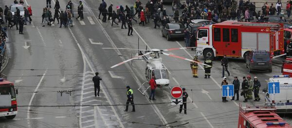 Um helicóptero pousa na rua perto da estação do metrô Sennaya Ploshchad, onde ocorreu uma explosão em 3 de abril de 2017 - Sputnik Brasil
