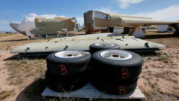 A Boeing B-52 Stratofortress, tail number 58-0171, nicknamed Lil Peach II is seen chopped up per the New START Treaty (Strategic Arms Reduction Treaty) with Russia, at the 309th Aerospace Maintenance and Regeneration Group boneyard at Davis-Monthan Air Force Base in Tucson, Ariz - Sputnik Brasil
