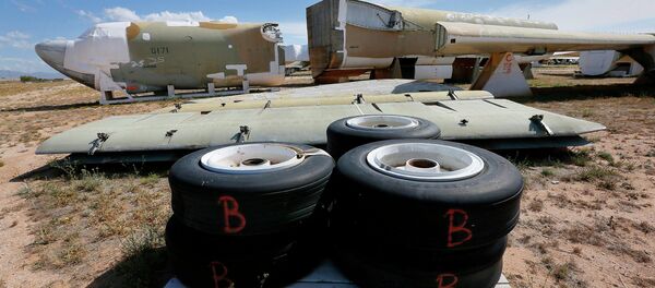 A Boeing B-52 Stratofortress, tail number 58-0171, nicknamed Lil Peach II is seen chopped up per the New START Treaty (Strategic Arms Reduction Treaty) with Russia, at the 309th Aerospace Maintenance and Regeneration Group boneyard at Davis-Monthan Air Force Base in Tucson, Ariz - Sputnik Brasil