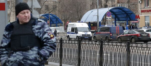 A Russian police officer stands at the site where a woman suspected of murdering a young child was detained, near Oktyabrskoye Pole metro station in Moscow, Russia, February 29, 2016. - Sputnik Brasil