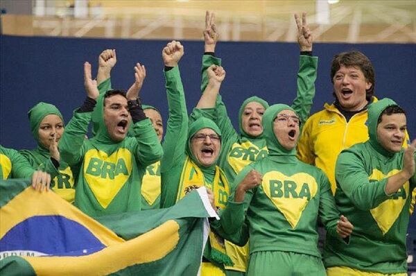 Os Chapolins Brasileiros que se viralizaram nas redes e ficaram conhecidos devido à participação ativa nas Olimpíadas 2016 com uma torcida emocionante em várias modalidades Os Chapolins Brasileiros que se viralizaram nas redes e ficaram conhecidos devido à participação ativa nas Olimpíadas 2016 com uma torcida emocionante em várias modalidades - Sputnik Brasil