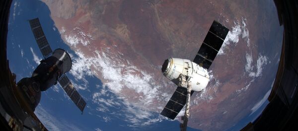 O caminhão espacial Dragon se separa da EEI e começa a viagem de volta para a Terra - Sputnik Brasil