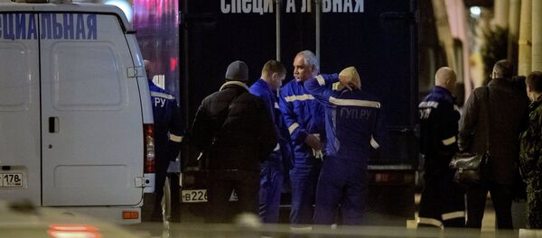 Socorristas trabalham no local do atentado em São Petersburgo, em 3 de abril de 2017 - Sputnik Brasil