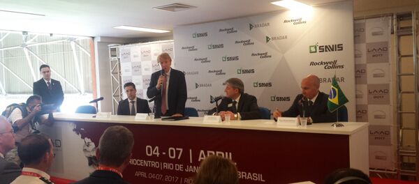 Cerimônia de assinatura de uma parceria entre a Embraer e a americana Rockwell Collins, na LAAD, no Rio de Janeiro - Sputnik Brasil