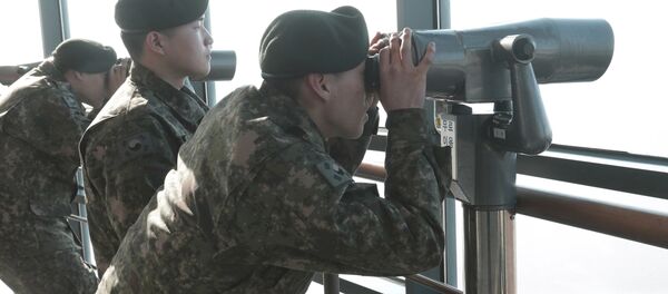 Soldados sul-coreanos observam a parte da Coreia do Norte (arquivo) - Sputnik Brasil