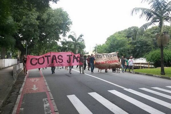 Os estudantes em protesto pelas Cotas na USP para os negros e pobres - Sputnik Brasil