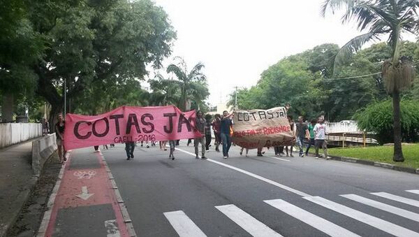 Os estudantes em protesto pelas Cotas na USP para os negros e pobres - Sputnik Brasil