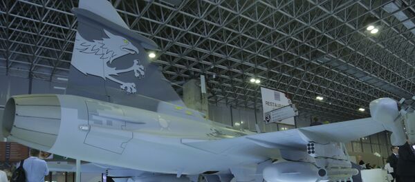 Empressa Saab exibe réplica em tamanho real do caça sueco Gripen NG Empressa Saab exibe réplica em tamanho real do caça sueco Gripen NG - Sputnik Brasil