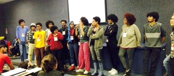 Integrantes do coletivo Ocupação Preta invadem as salas de aula para denunciar o racismo na USP - Sputnik Brasil