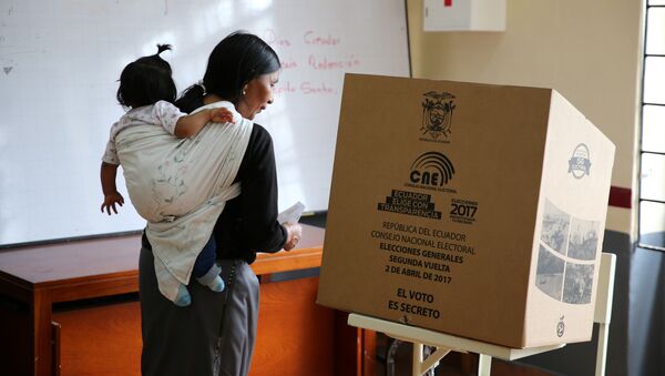 A woman casts her vote in a school used as a polling station during the presidential election, in Quito - Sputnik Brasil