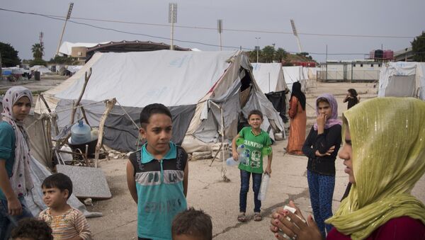 Refugees stand at a camp in Latakia, Syria - Sputnik Brasil