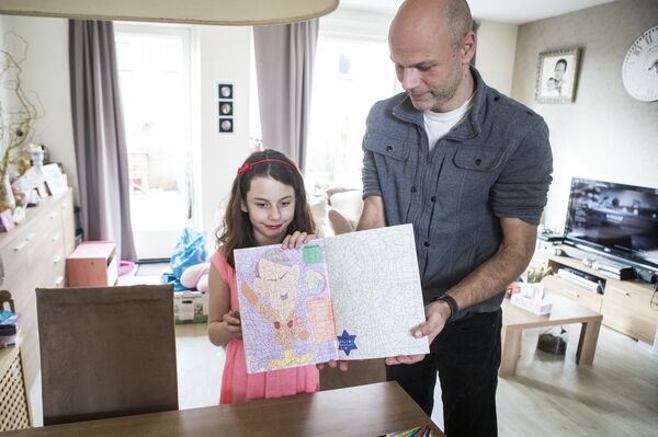 Menina mostra imagem de Hitler pintada, Holanda - Sputnik Brasil