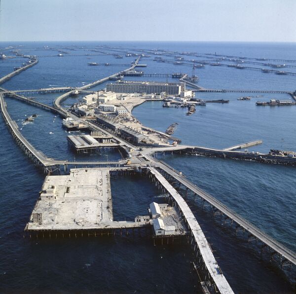 Povoado urbanizado Pedras Petroleiras no mar Cáspio. Foi construído sobre estacadas metálicas em 1949 devido ao início de exploração de petróleo perto das Pedras Negras – um cume que sobressai do mar - Sputnik Brasil