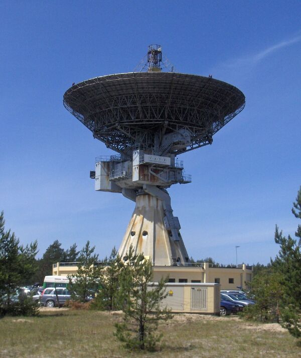 Radiotelescópio RT-32 localizado na cidade de Ventspils, Letônia. O Centro Internacional de Radioastronomia de Ventspils foi construído em 1971, perto do mar Báltico, pelas tropas soviéticas como estação de inteligência espacial Zvezda (Estrela, também conhecida como Zvezdochka – Estrelinha). Depois da retirada das tropas soviéticas em 1994, está sob controle da Academia de Ciências da Letônia - Sputnik Brasil