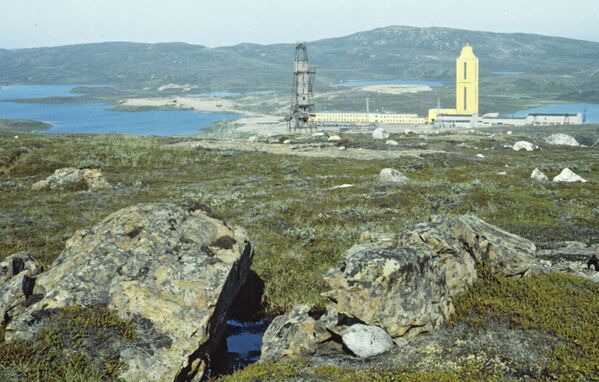Poço Superprofundo de Kola é o mais profundo no mundo. Ele é o resultado de um projeto de prospecção científica da extinta União Soviética. O projeto tentava perfurar a crosta terrestre o mais profundo possível. A prospecção teve início em 24 de maio de 1970 na península de Kola - Sputnik Brasil