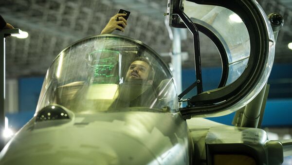 Homem tira selfie dentro do cockpit do caça Gripen E durante a feira LAAD 2017 no Rio de Janeiro - Sputnik Brasil