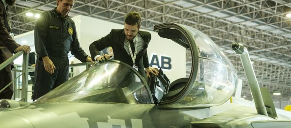 Réplica do caça sueco Gripen exibida na feira LAAD 2017 - Sputnik Brasil