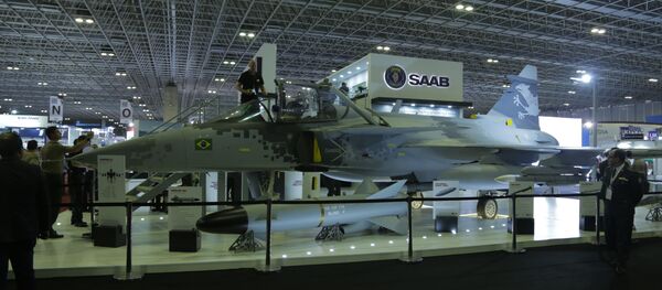 Caça sueco Gripen (réplica), da SAAB, em exposição na feira de defesa e segurança LAAD, no Rio de Janeiro Caça sueco Gripen (réplica), da SAAB, em exposição na feira de defesa e segurança LAAD, no Rio de Janeiro - Sputnik Brasil