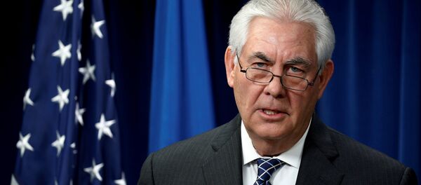 O secretário de Estado dos EUA, Rex Tillerson, fala sobre questões relacionadas com vistos e viagens depois que o presidente dos EUA, Donald Trump, assinou uma nova ordem de proibição de viagens em Washington, EUA, em 6 de março de 2017. - Sputnik Brasil