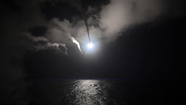 In this image provided by the U.S. Navy, the guided-missile destroyer USS Porter (DDG 78) launches a tomahawk land attack missile in the Mediterranean Sea, Friday, April 7, 2017. - Sputnik Brasil