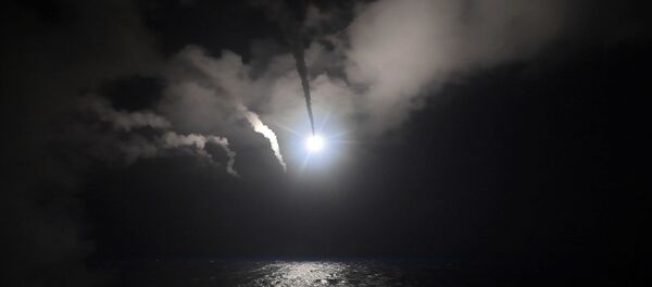 Nesta imagem fornecida pela Marinha dos Estados Unidos, o destrutor de mísseis guiados USS Porter (DDG 78) lança um míssil de ataque de terra tomahawk no Mar Mediterrâneo, sexta-feira, 7 de abril de 2017. - Sputnik Brasil