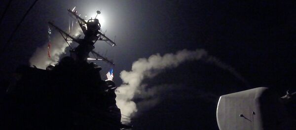 Nesta imagem fornecida pela Marinha dos Estados Unidos, o destrutor de mísseis guiados USS Porter (DDG 78) lança um míssil de ataque de terra tomahawk no Mar Mediterrâneo, sexta-feira, 7 de abril de 2017 - Sputnik Brasil