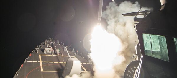 Nesta imagem fornecida pela Marinha dos Estados Unidos, o destrutor de mísseis guiados USS Porter (DDG 78) lança um míssil de ataque de terra tomahawk no Mar Mediterrâneo, sexta-feira, 7 de abril de 2017. - Sputnik Brasil