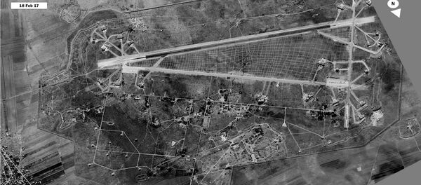 Esta foto de satélite mostra a base aérea de Shayrat, na província síria de Homs, em fevereiro de 2017 - Sputnik Brasil