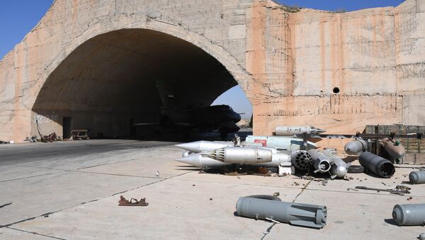 Consequências do ataque aéreo americano contra base aérea síria na província de Homs - Sputnik Brasil