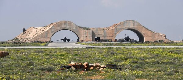 Consequências do ataque aéreo americano contra base aérea síria na província de Homs - Sputnik Brasil