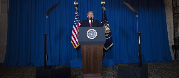 O presidente dos EUA, Donald Trump dá ordem para realizar ataque massivo contra base aérea síria devido ao acidente com arma química em 6 de abril de 2017 - Sputnik Brasil