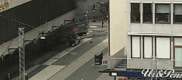 Caminhão atropela multidão em Estocolmo - Sputnik Brasil