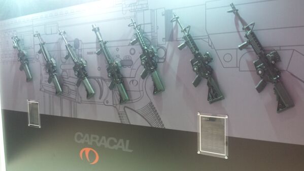 Exposição de armas da Caracal, empresa dos Emirados Árabes Unidos - Sputnik Brasil