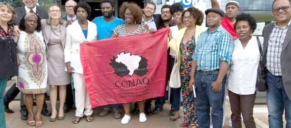 Representantes do movimento negro e quilombola e deputados federais denunciaram Bolsonaro por racismo à Procuradoria-Geral da União - Sputnik Brasil