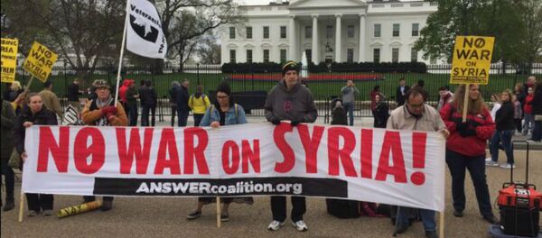 Manifestantes pedem o fim da guerra na Síria durante protesto em frente à Casa Branca - Sputnik Brasil