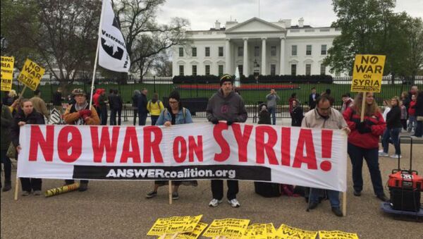 Manifestantes pedem o fim da guerra na Síria durante protesto em frente à Casa Branca - Sputnik Brasil