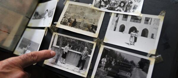 Khatchik Bakalian, um libanês armênio de 73 anos cujos pais fugiram do genocídio de armênios sob o Império Otomano em 1915, aponta para uma foto de seus pais no álbum de família - Sputnik Brasil