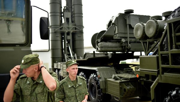 Soldados russos montam guarda ao lado de um sistema de defesa antiaérea S-400 Triumf - Sputnik Brasil